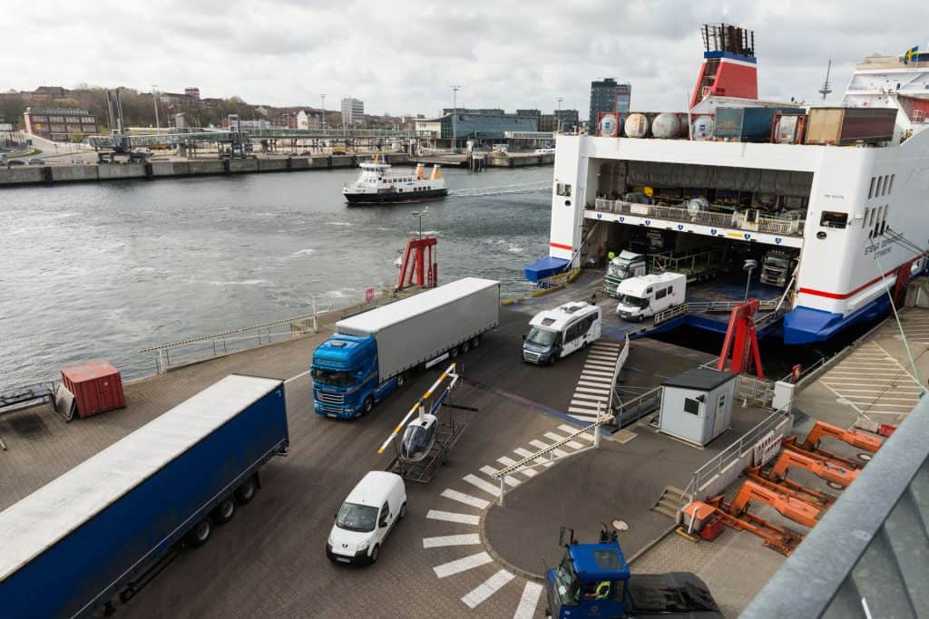 campers en vrachtwagens komen vanaf de ferry in Kiel