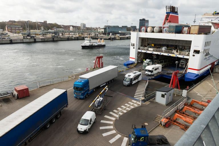 campers en vrachtwagens komen vanaf de ferry in Kiel
