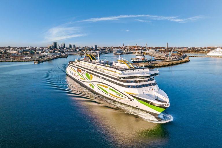 ferry Tallink Mystar op weg van Tallinn naar Helsinki