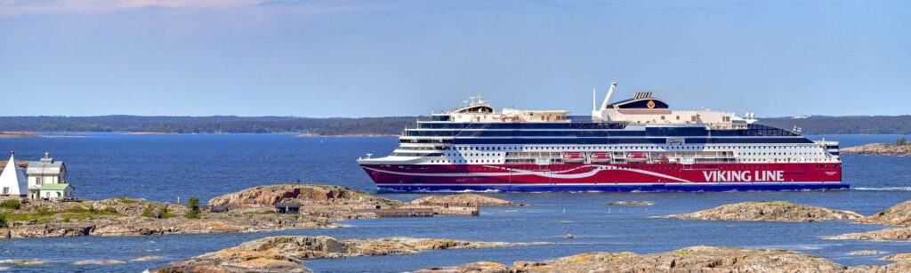 Viking Glory vaart door de archipel