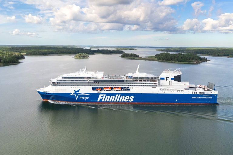 Ferry Finncanopus passeert de Aland Eilanden