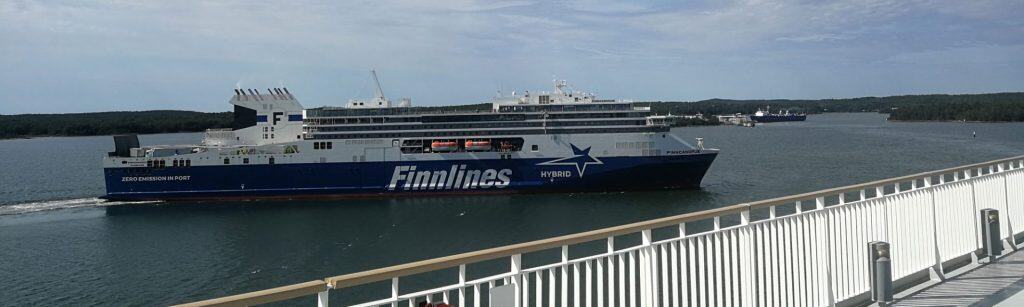 ferry Finncanopus passeert ferry finnsirius bij Mariehamn