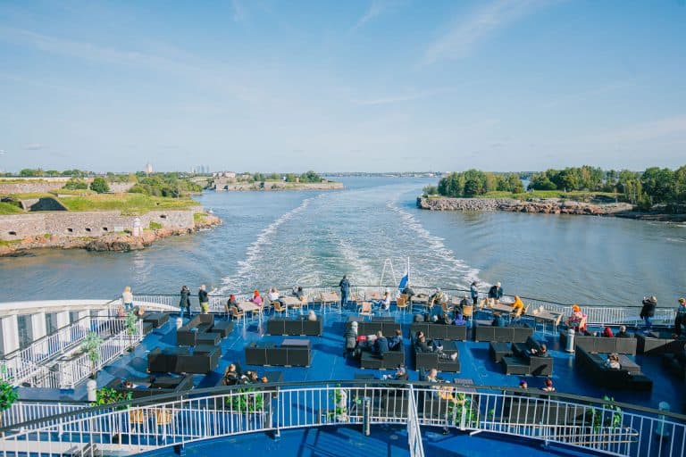 binnenkomst Helsinki met de ferry met uitzicht op het Suomenlinna fort