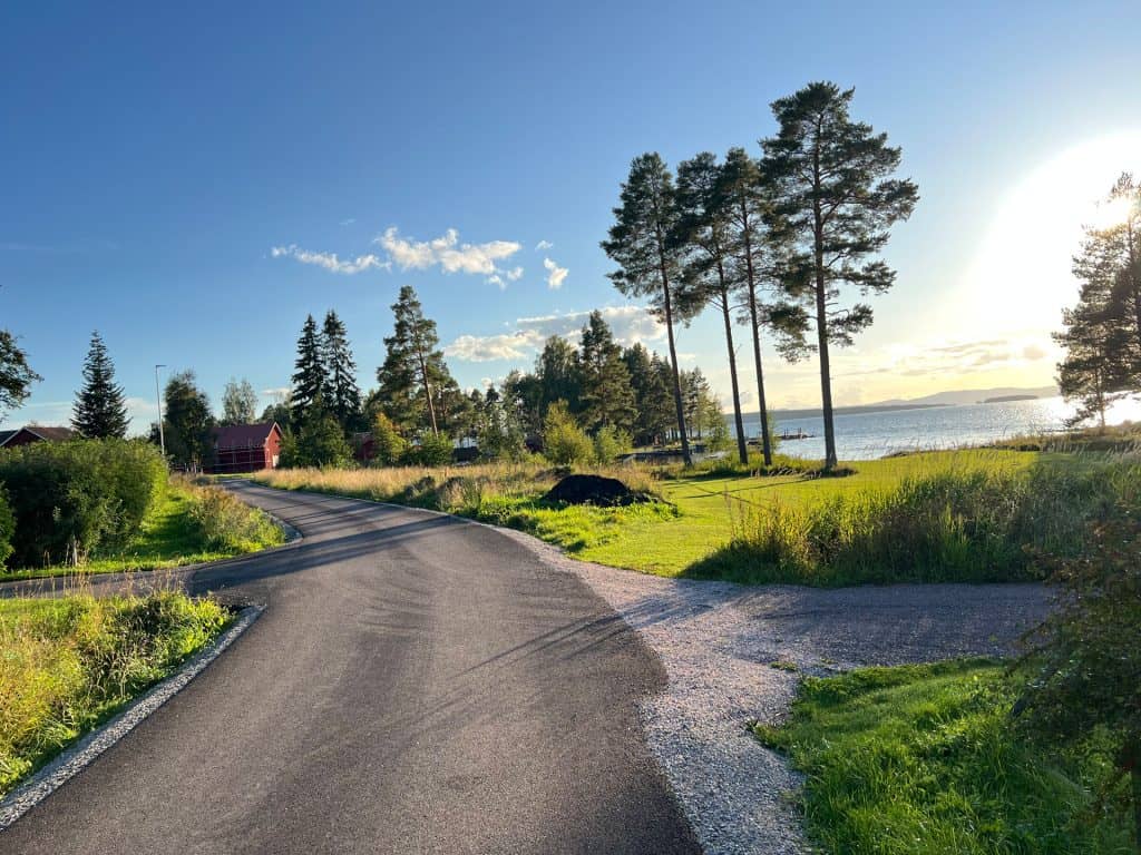landweggetje in de avondzon langs het Silja meer