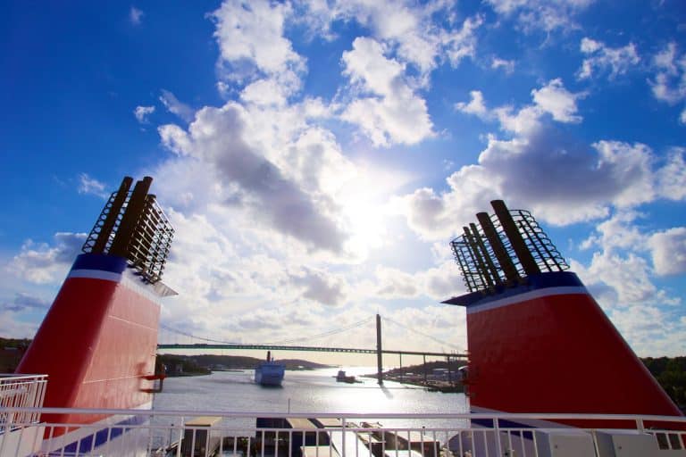 bij binnenkomst in Göteborg vaart de ferry onder de brug door