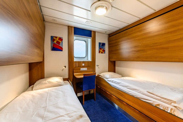 ruime buitenhut met 2 benedenbedden