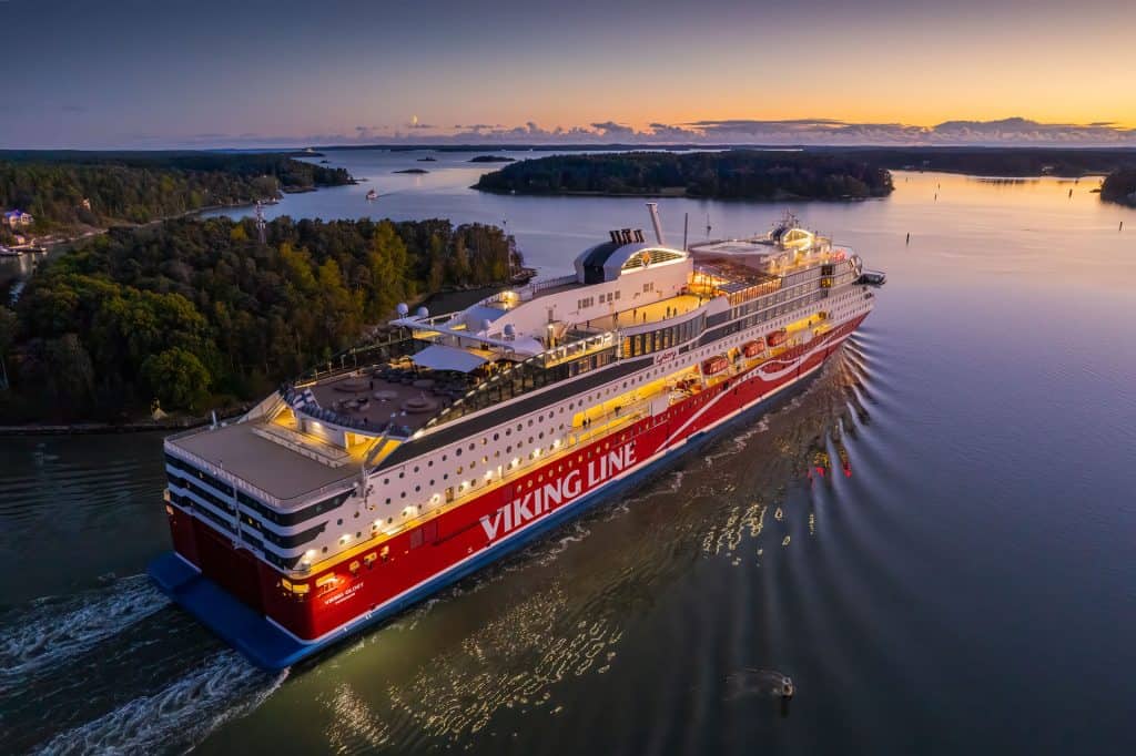 Ferry Viking Glory vaart door de Stockholm Archipel op weg naar Stockholm