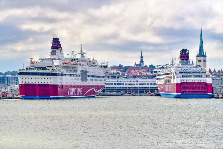 wachtende cruiseferries komend vanuit Helsinki om aan te leggen in Tallinn